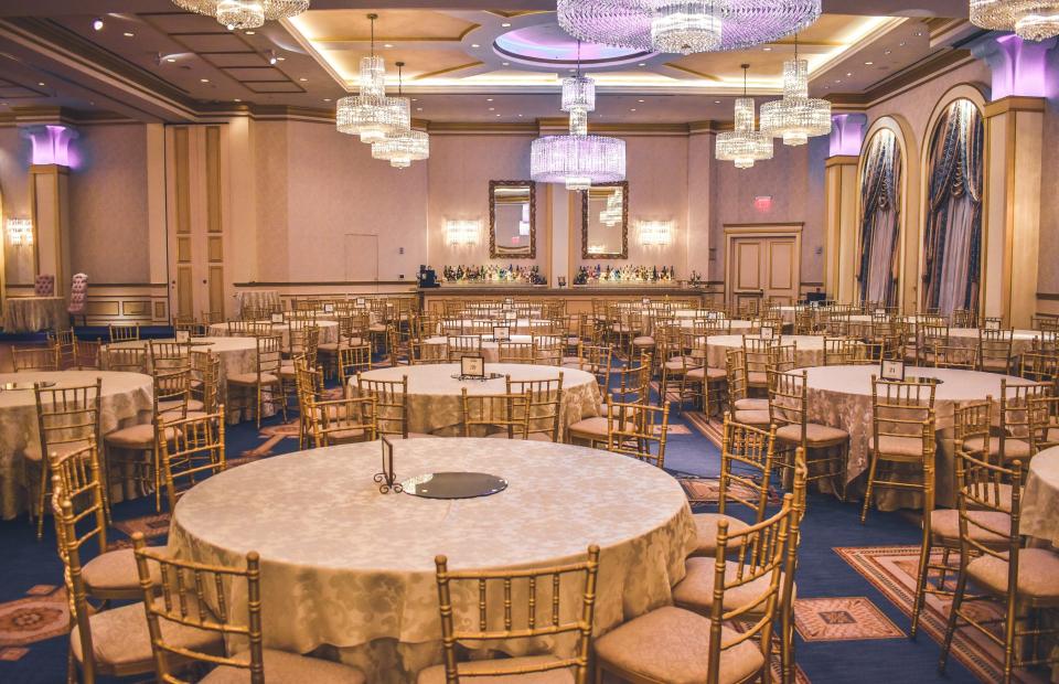 Salle de banquet élégante vide