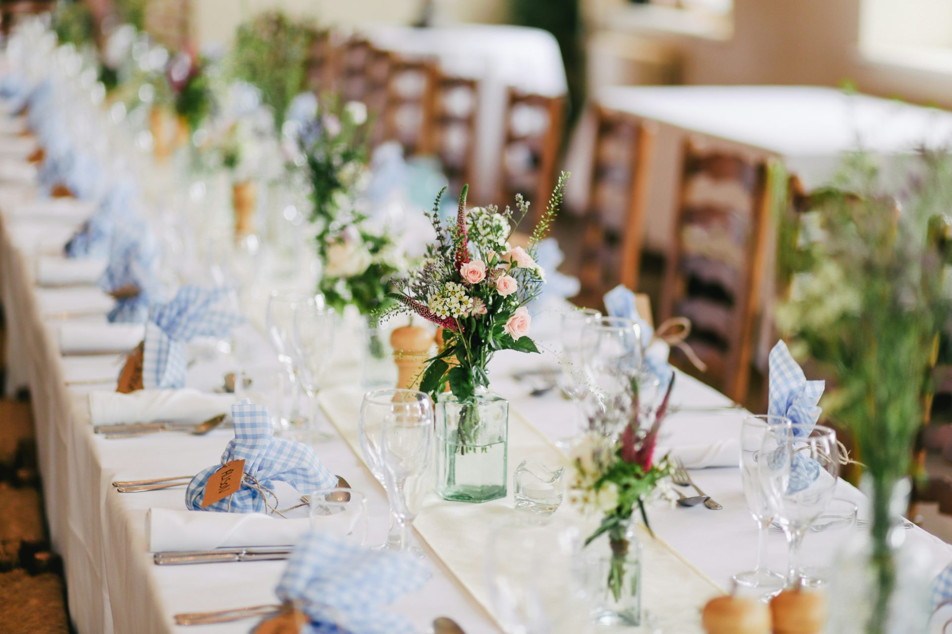 Table décorée avec des fleurs